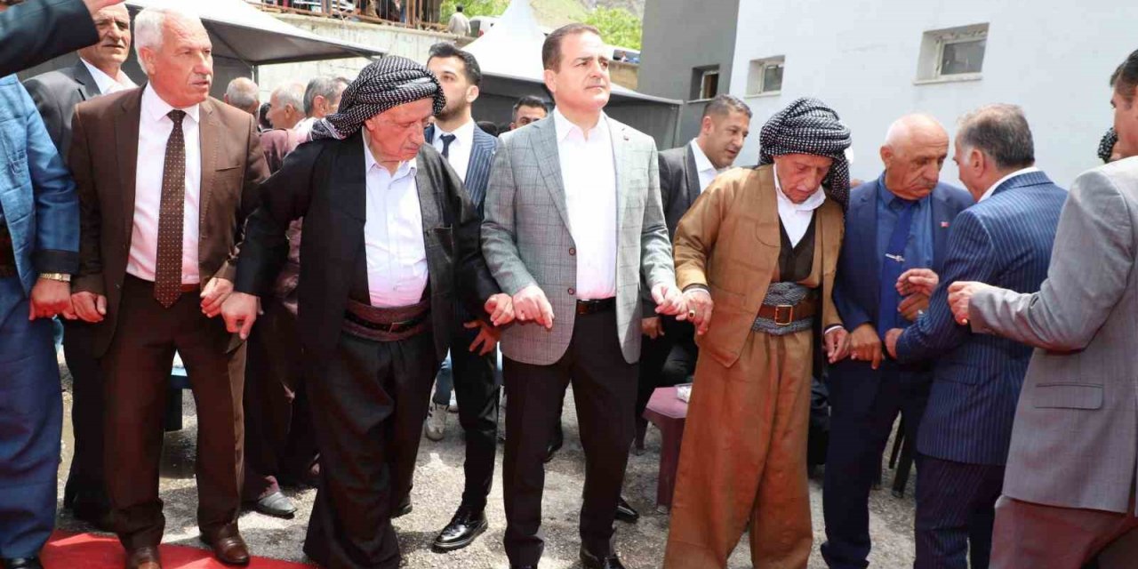 Vali Akbıyık, aşiret liderleriyle halay çekti