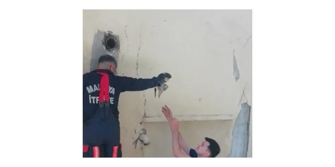 Anne kedi, yavrusu kurtarılırken bir an olsun başından ayrılmadı