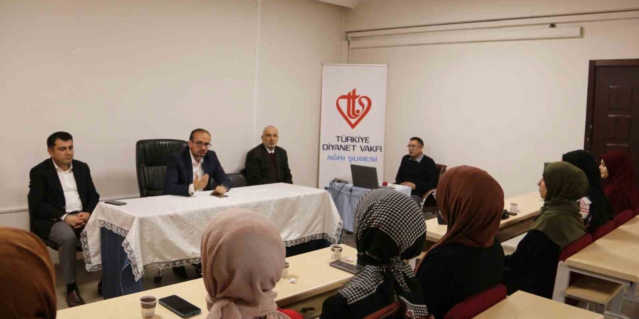 Ağrılı gönüllü gençler umreyle ödüllendirildi