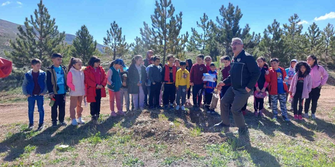 Minikler depremde ölenler anısına fidan dikti