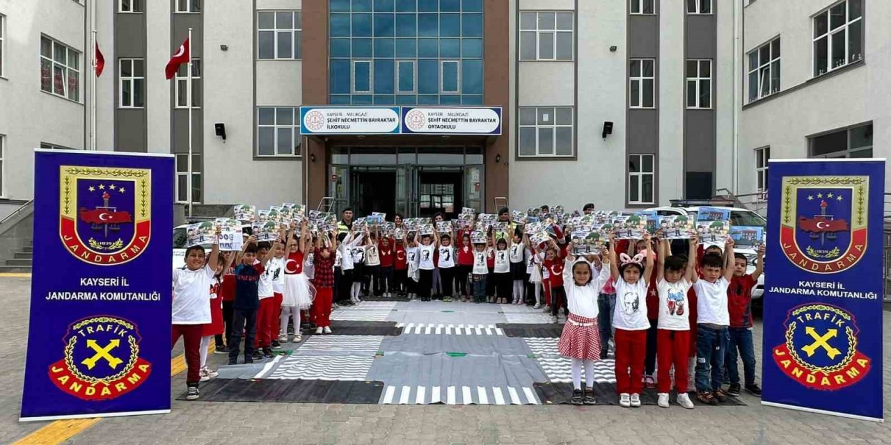 Öğrenciler Trafik Kuralları Konusunda Bilgilendirildi
