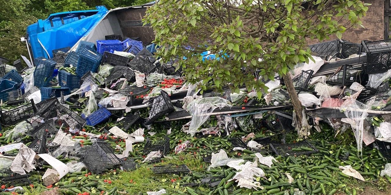 D-100’de tır devrildi, sebze kasaları yola saçıldı: 1 yaralı