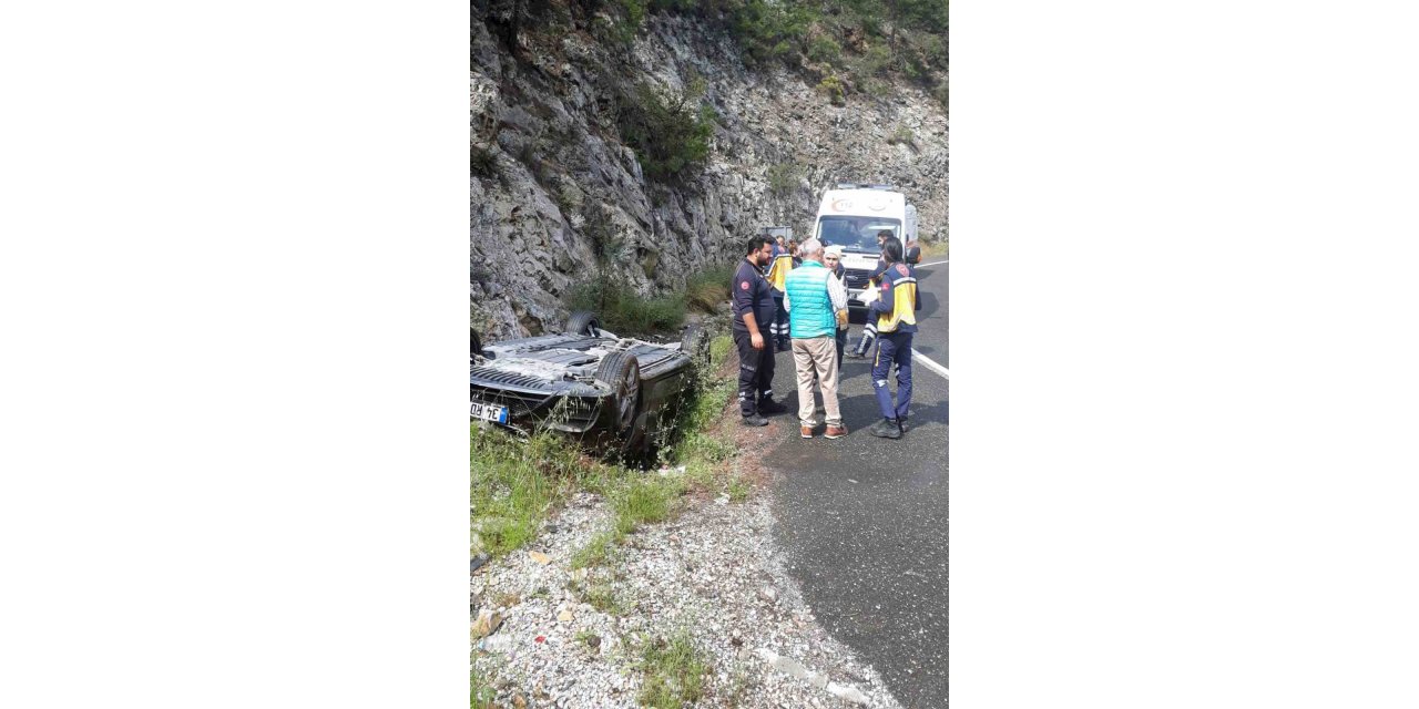 Ters dönen aracın sürücüsü yara almadan kurtuldu