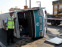 Minibüs devrildi: 15 yaralı