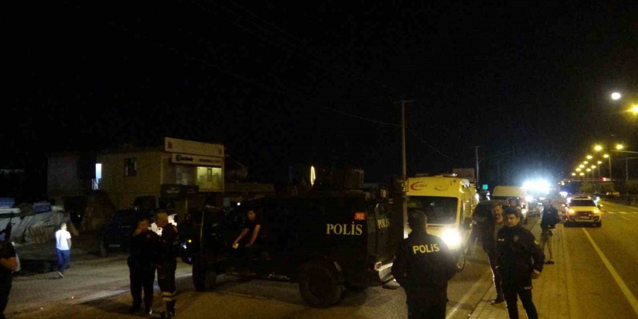 Market borcu yüzünden çıkan tartışma aileleri karşı karşıya getirdi: Polis mahallede set oluşturdu