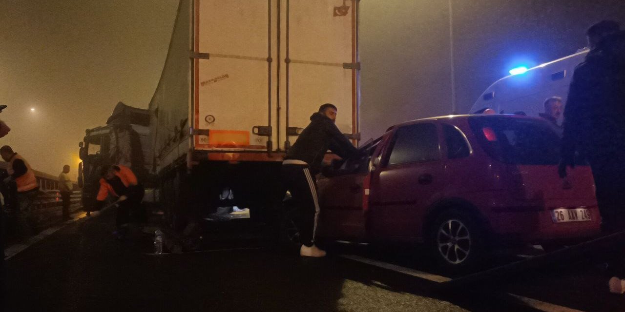 Otomobil, otoyolda makaslayan tıra ok gibi saplandı: 4 yaralı