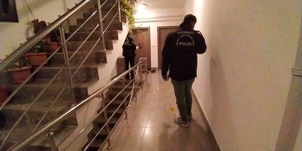 Apartmana girip evin kapısını kurşunladılar