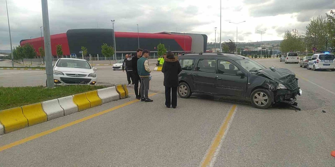 Çorum’da iki otomobilin karıştığı kazada 1 kişi yaralandı