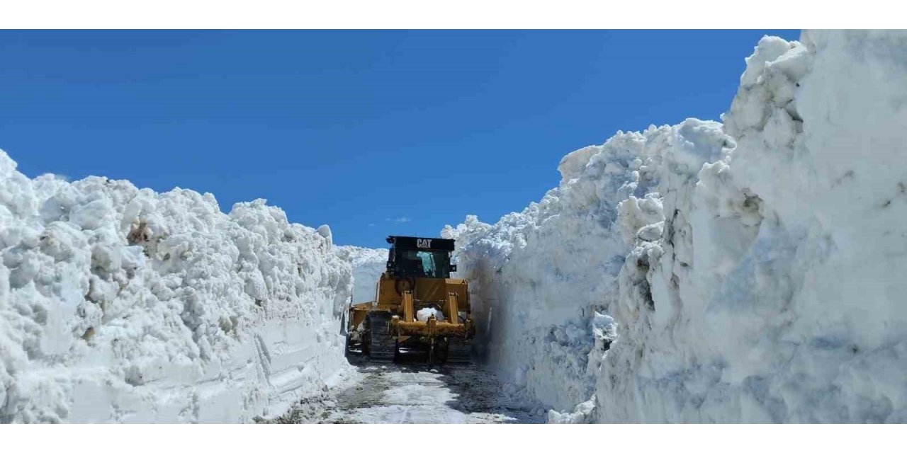 Şırnak’ta metrelerce kar yollardan temizleniyor