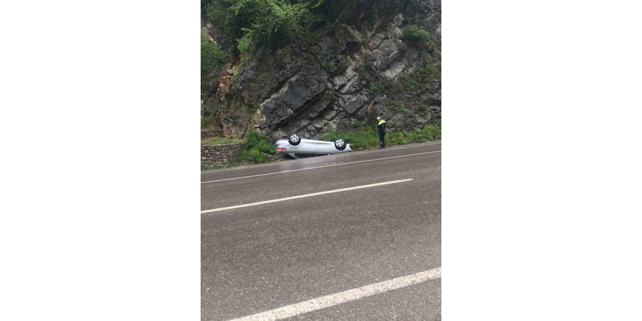 Takla atan otomobilden hafif yaralı çıktı