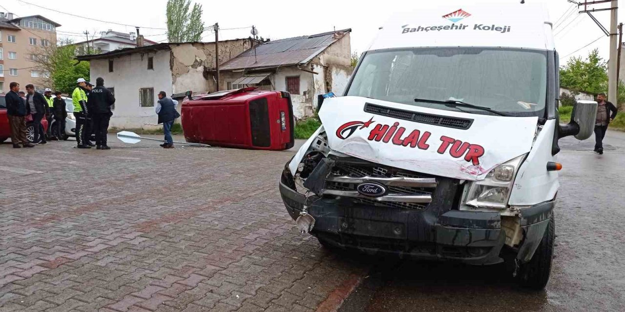 Servis aracı minibüse çarptı: 5 yaralı