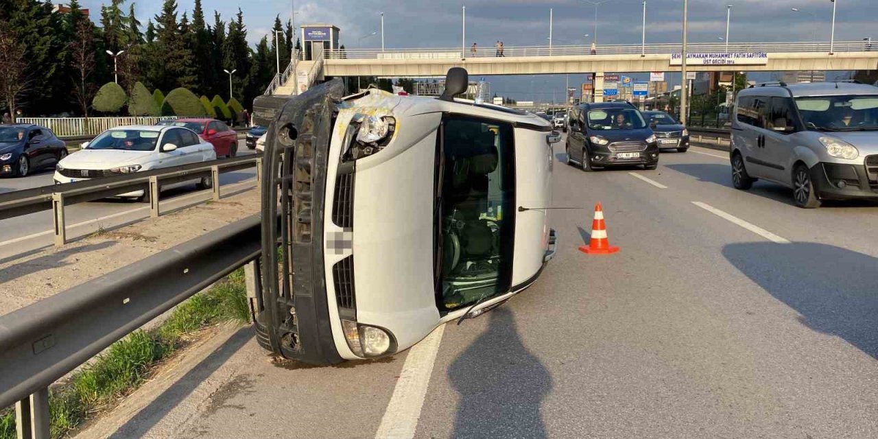 Hafif ticari araç taksiye çarpıp takla attı: 3 yaralı