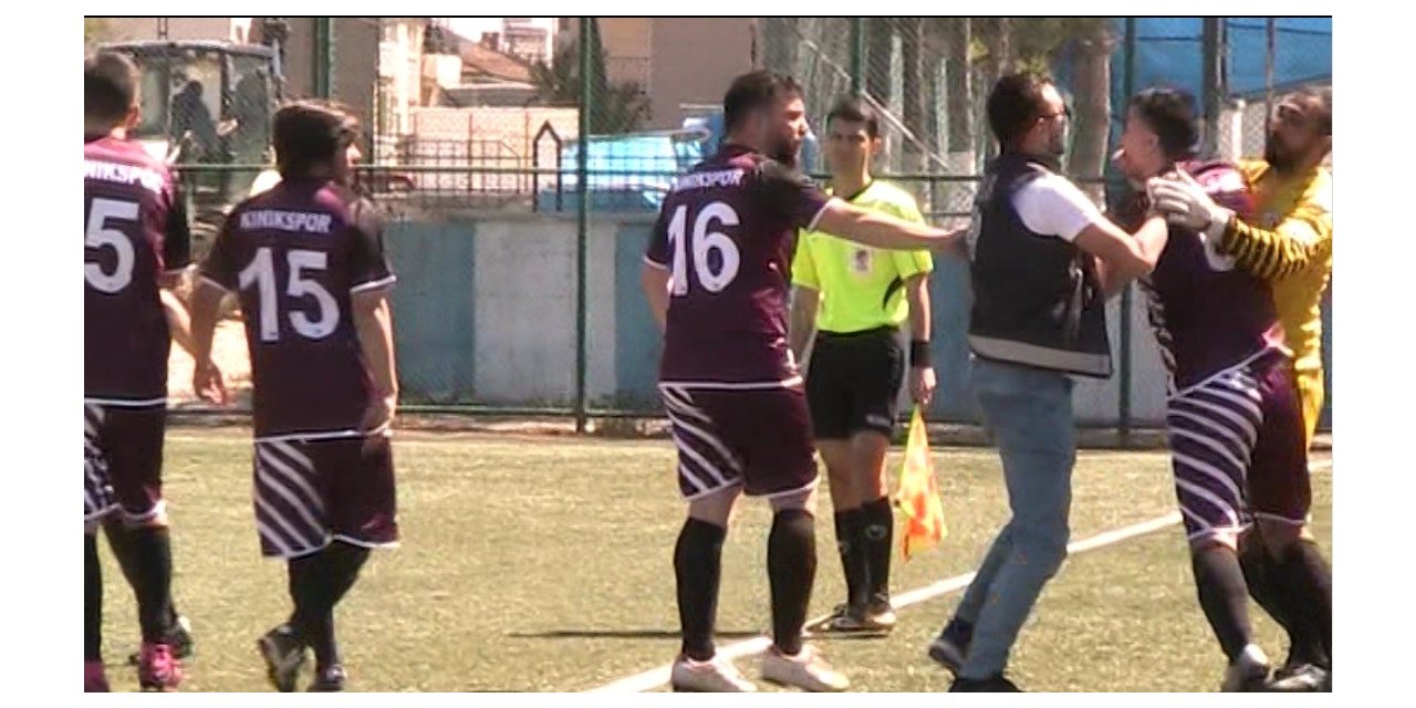 Maçın 90+5’inci dakikasında gelen gol sonrası saha içi bir anda karışırken, hakem maçı iptal etti