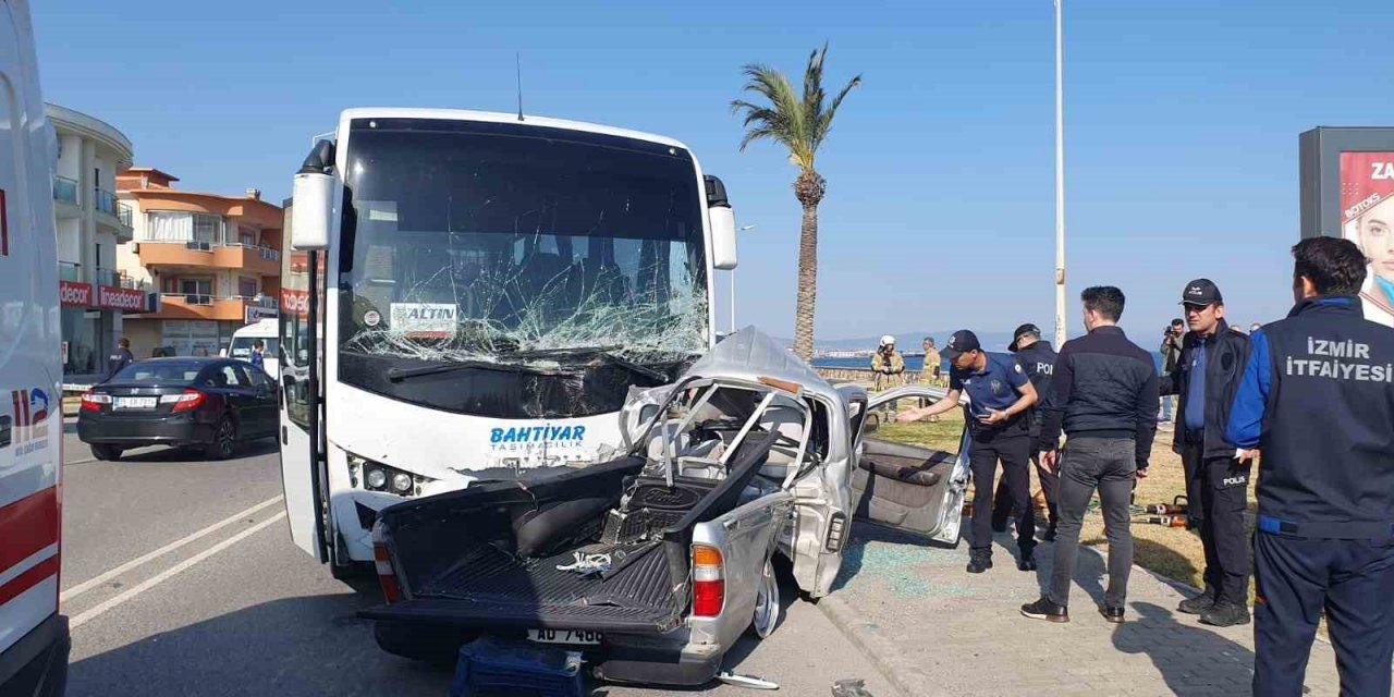 İzmir’de midibüs ile pikap çarpıştı: 1 ölü, 6 yaralı