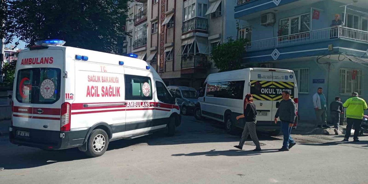 Servis aracı ile motosiklet çarpıştı: 1 yaralı