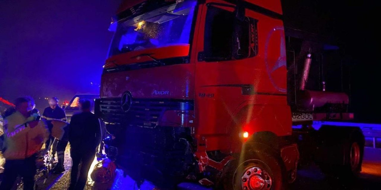 Bilecik’te kontrolden çıkan tır refüje çarparken, 2 kişi yaralandı