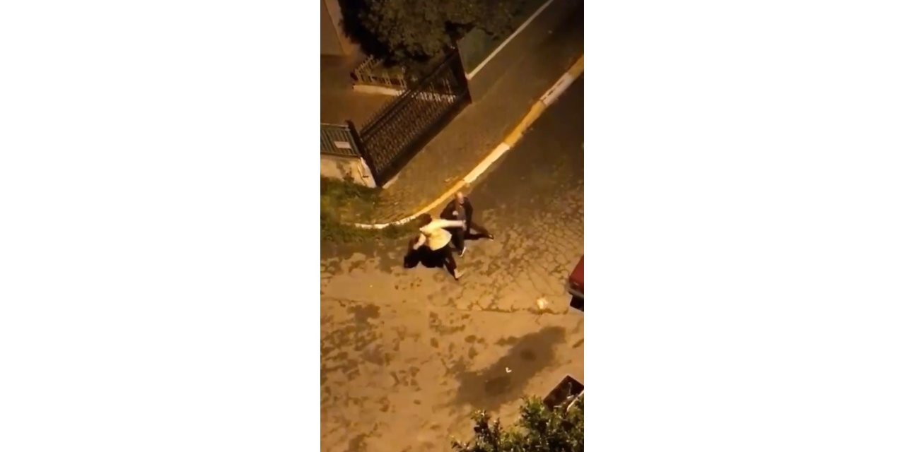Pendik’te bir kadın erkek şahsı sokak ortasında darp etti