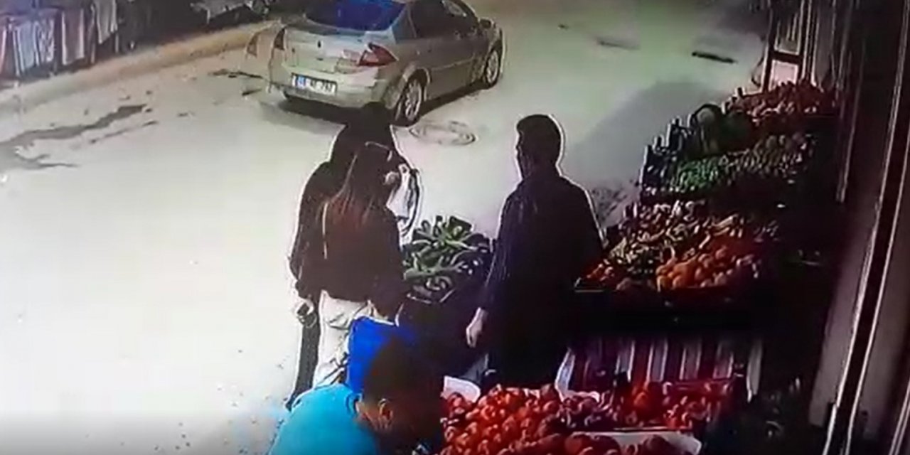 O anlar kamerada: Bir kadına tokat attı, diğer kadınlar müdahale edince onları da darp etti