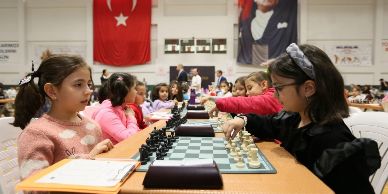Minik öğrencilerin satranç turnuvası renkli görüntülere sahne oldu