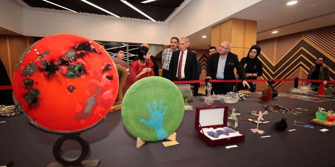 Cam eserlerin geliri depremzedelere bağışlandı