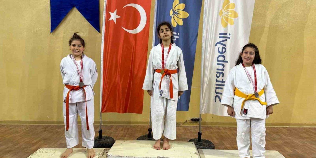 İstanbul Süper Minikler İl Şampiyonası’nda Büyükçekmece’yi temsil eden sporcular 1 altın 1 bronz madalya kazandı