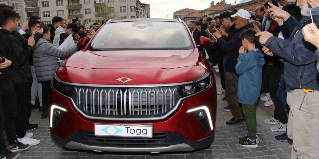 Togg’un Anadolu Ateşi kırmızı renkli SUV modeli Tavşanlı’da