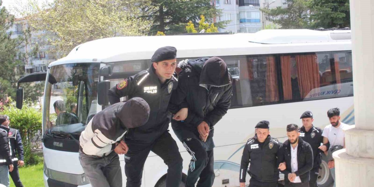 ’Kökünü Kurutma’ operasyonunda yakalanan 112 kişi adliyeye sevk edilmeye başlandı