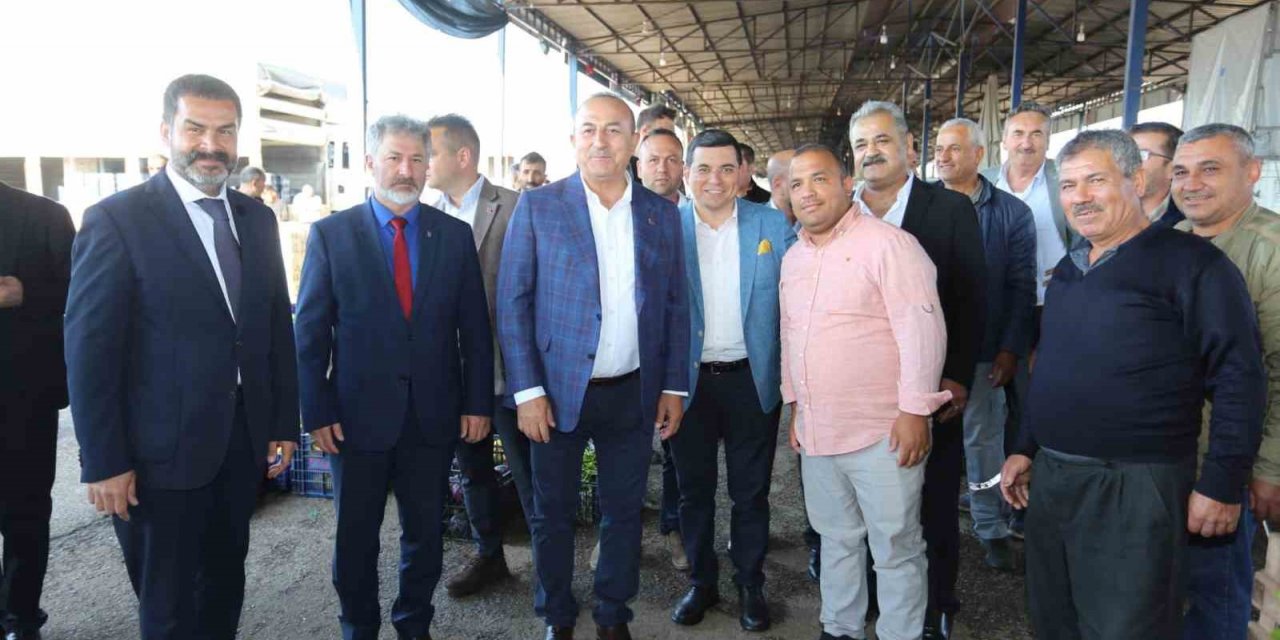 Bakan Çavuşoğlu hal esnafıyla buluştu