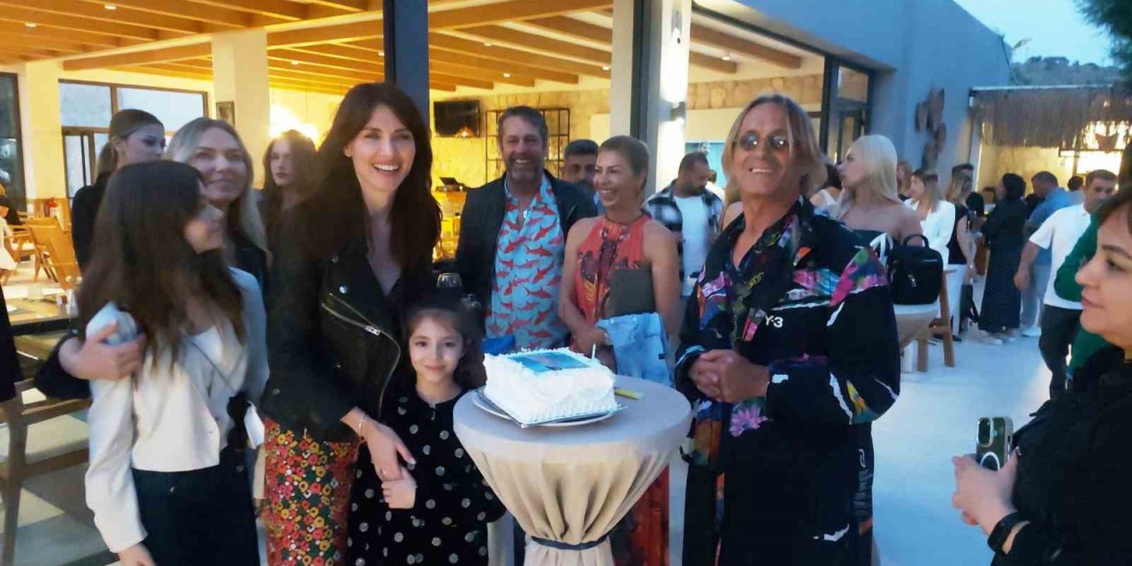 Manken ve oyuncu Karatay’a doğum günü sürprizi