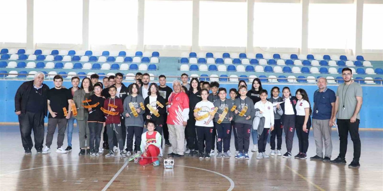 Karaman’da model ve kağıt uçak yarışmaları sona erdi
