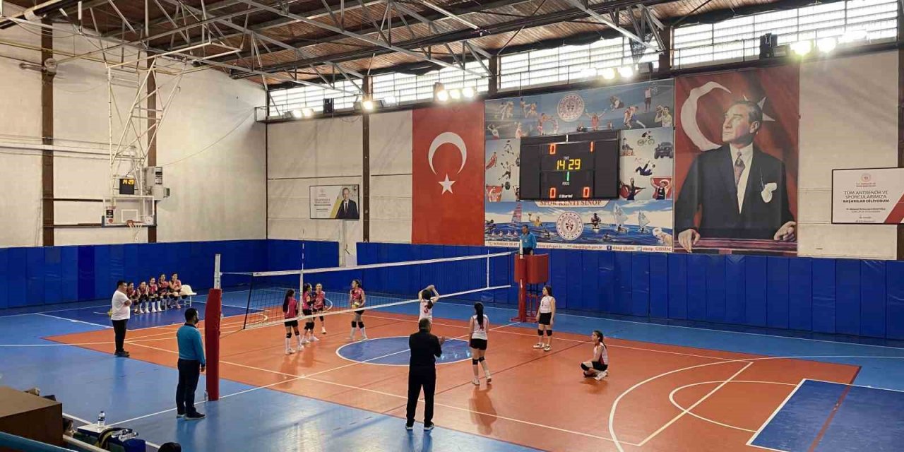 Voleybol küçükler grup müsabakaları Sinop’ta başladı