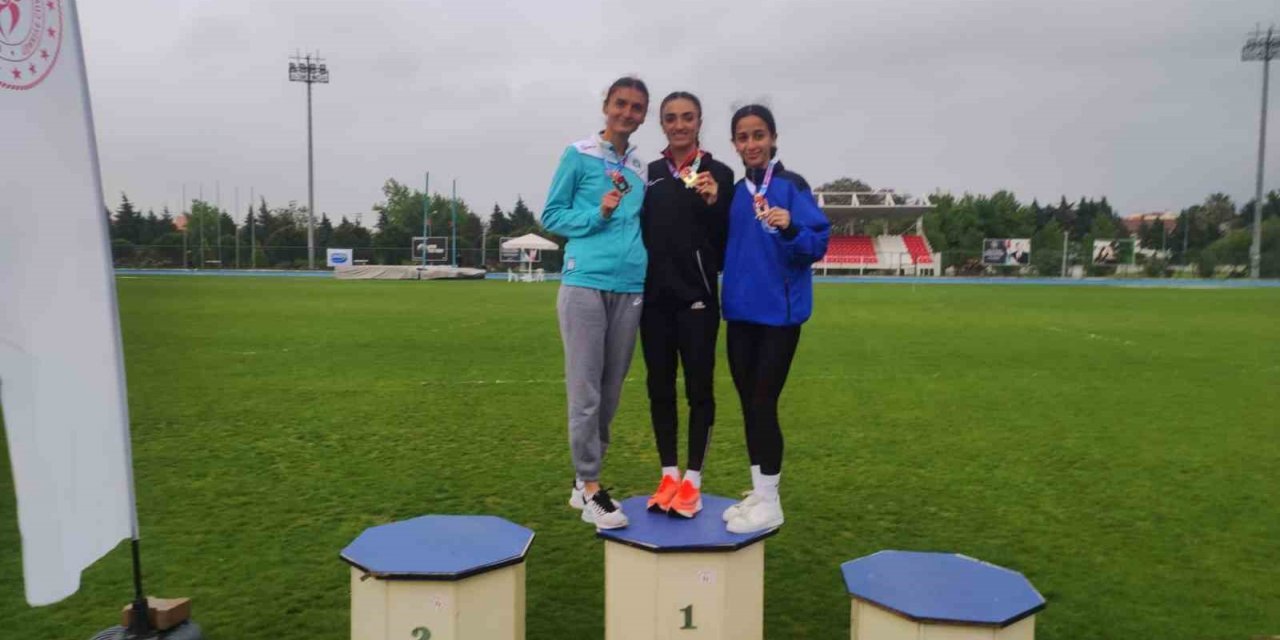 Karslı atletler madalyaları topladı