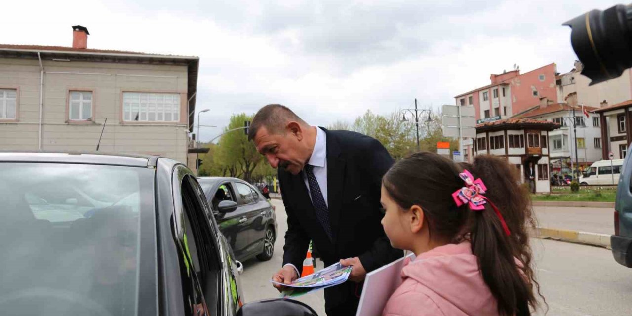 Çocuklar 1 günlüğüne trafik polisi oldular