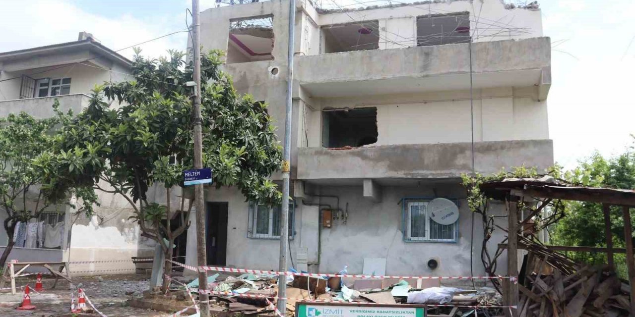 1999 depreminde ağır hasar alan bina yıkılıyor