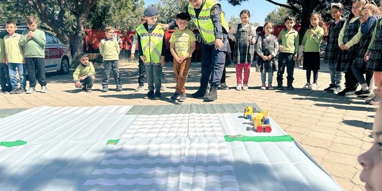 Kuşadası’nda ilkokul öğrencileri “trafik dedektifi” oldu