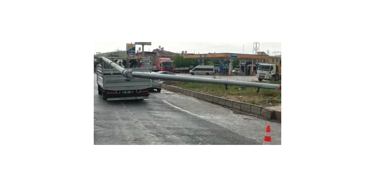 Elazığ’da kamyonun çarptığı trafik direği devrildi: 1 yaralı