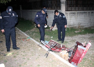 Çaldıkları eşyaları bırakıp kaçtılar