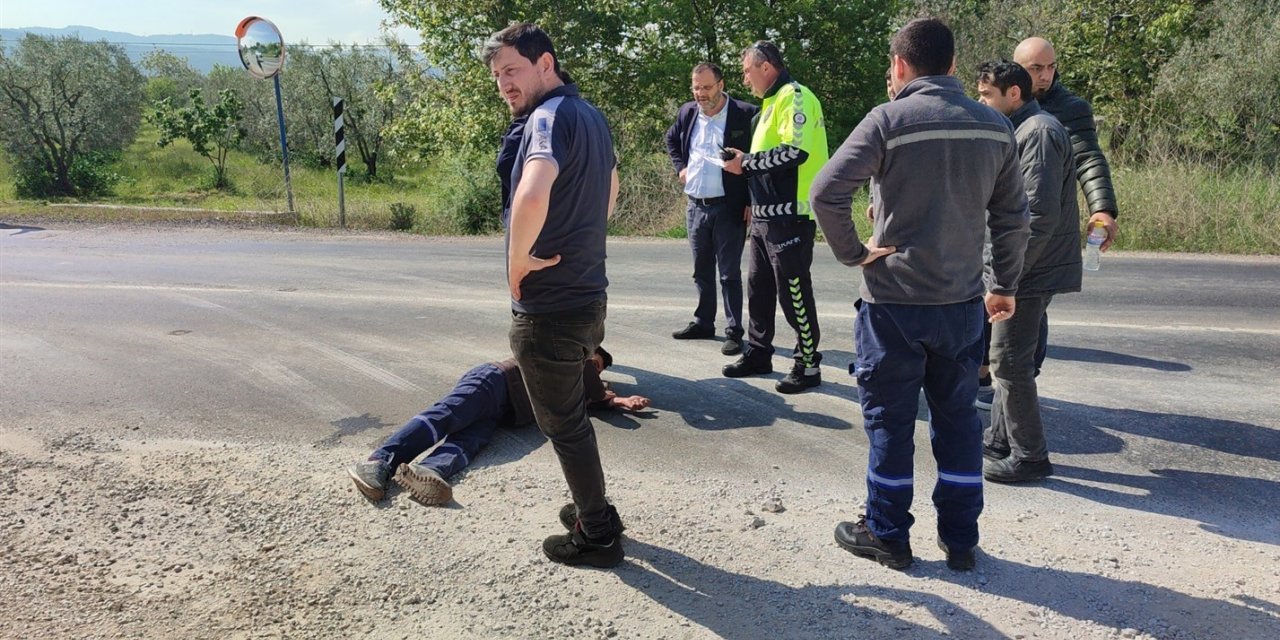 Motosiklet otomobile arkadan çarptı