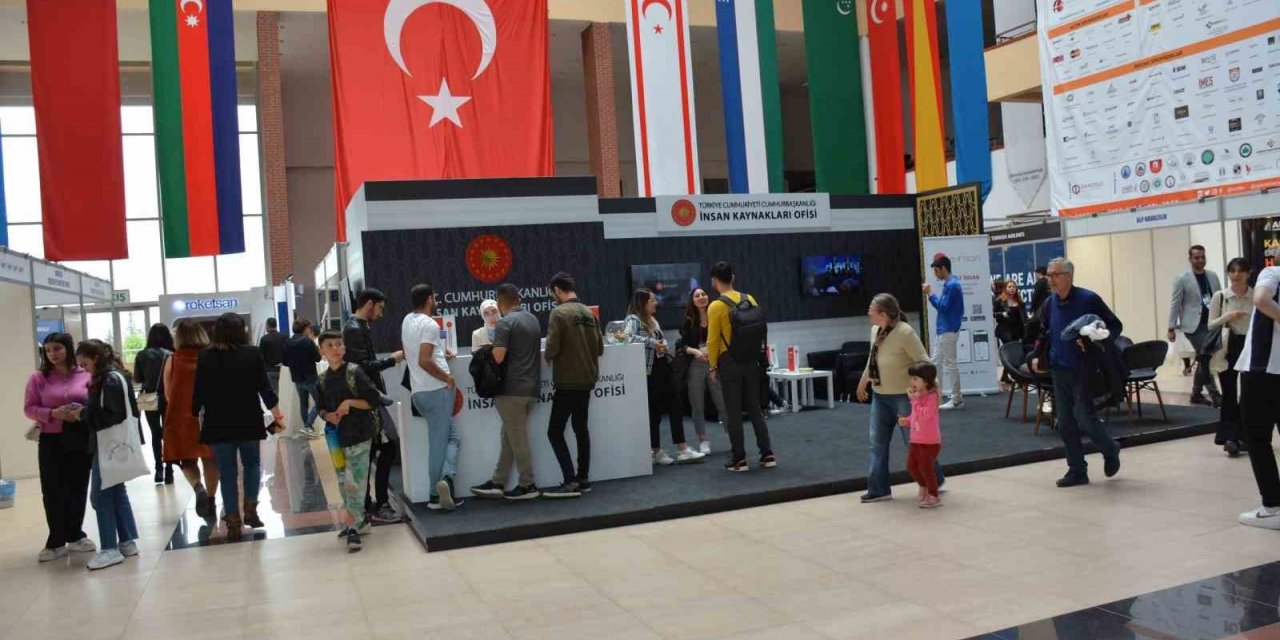 Gençler fuarda kamu ve özel sektör işverenlerle buluştu