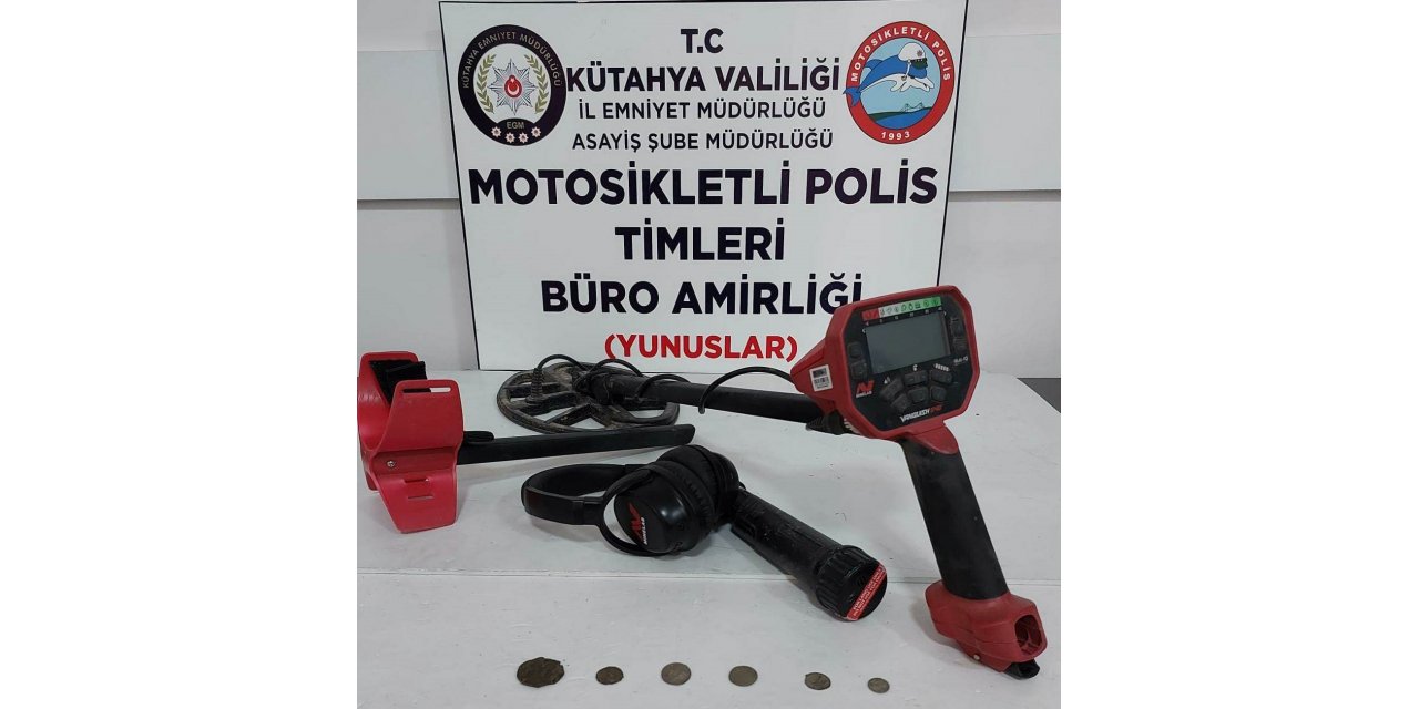 Kütahya’da Yunus Timleri bir araçta 6 adet sikke ve 2 detektör ele geçirdi