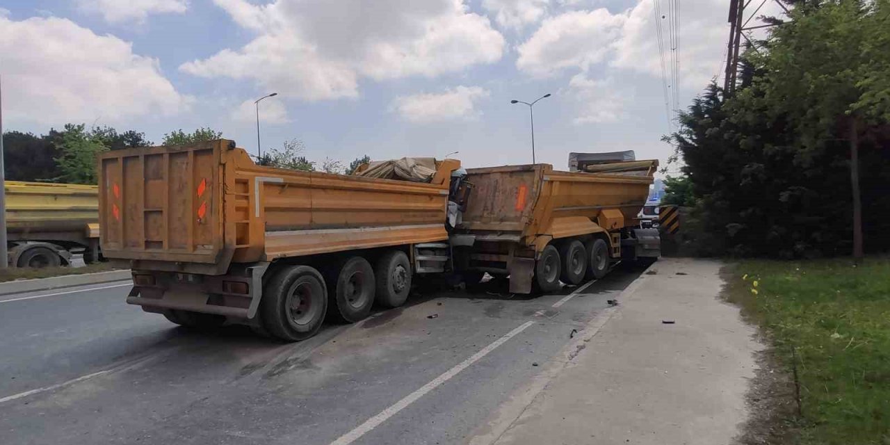 Başakşehir’de 2 hafriyat kamyonu çarpıştı, 3 kişi yaralandı