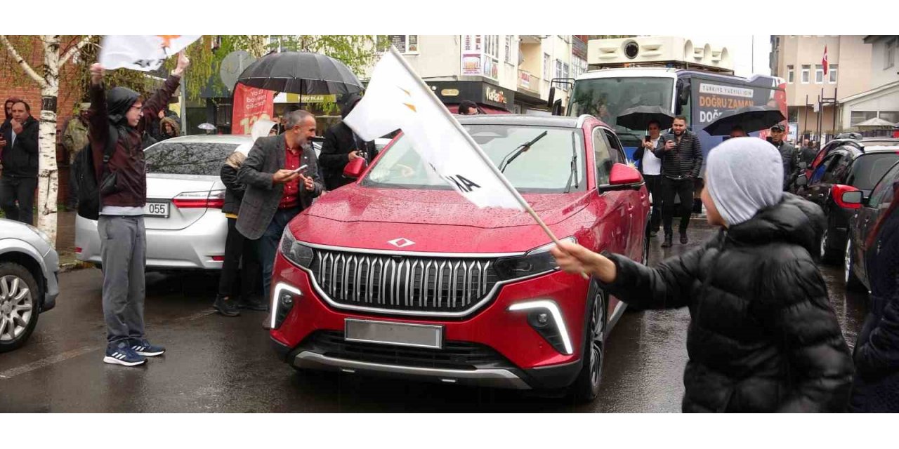 Ardahan’da yağışlı havaya rağmen Togg’a yoğun ilgi