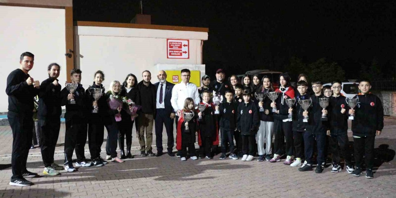 Milli sporculara coşkulu karşılama