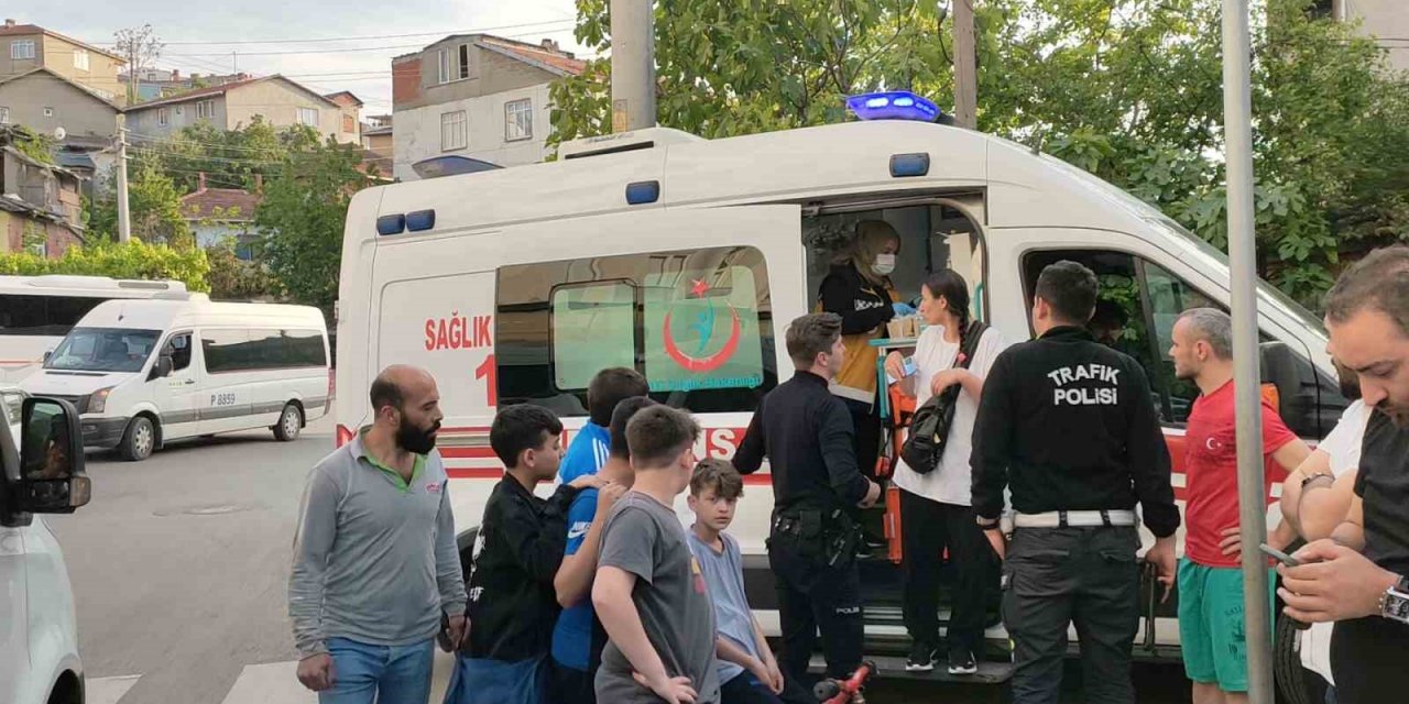 Yolun karşısına geçen çocuğa servis aracı çarpıp kaçtı