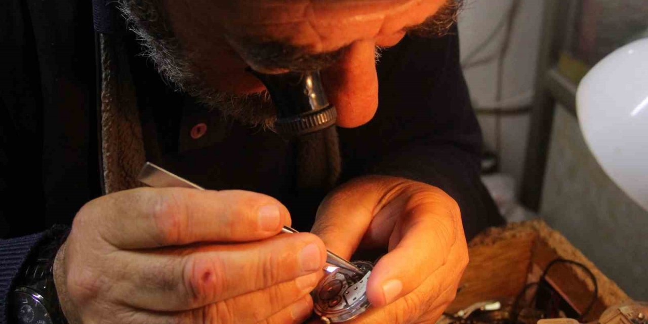 49 yıldır zamana ayar verip teknolojiye direniyor