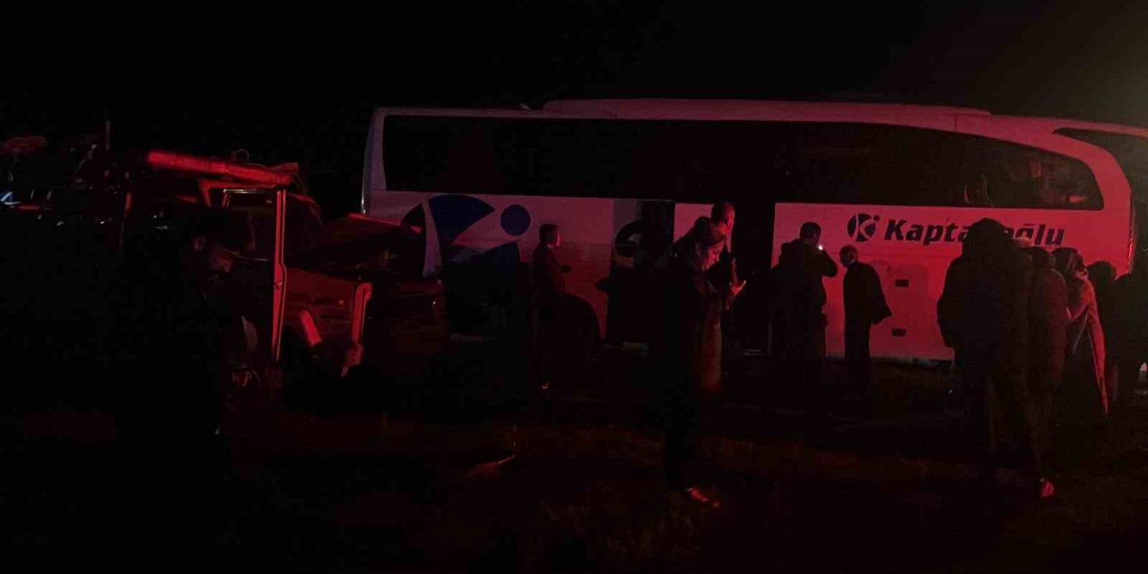 D100’de otobüs ile kamyonet çarpıştı: 1 yaralı