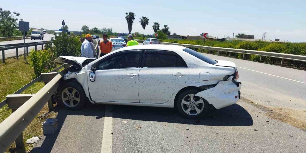 Önündeki aracın sağından geçmeye çalışan otomobil, önce bariyere sonra motosiklete çarptı: 2 yaralı