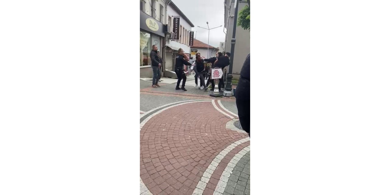 Polise yumruk atan şahsı linçten yine polis kurtardı