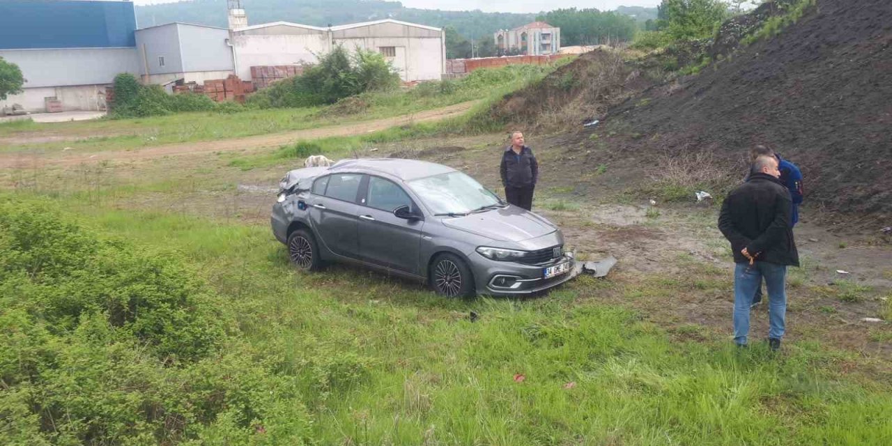 Sürücüsünün kontrolünü kaybetti otomobil şarampole uçtu