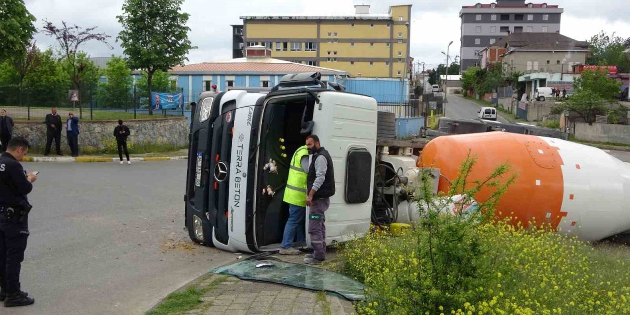 Sultanbeyli’de virajı alamayan beton mikseri devrildi: 1 yaralı